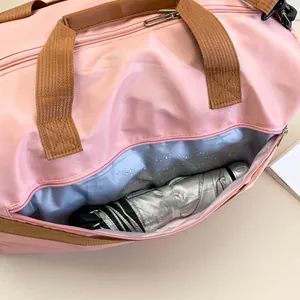 Détail du sac de sport rose montrant la doublure étanche pour articles humides et parapluie