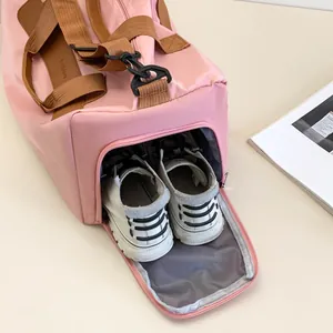 Détail du sac de sport rose montrant le grand espace intérieur et le compartiment chaussures