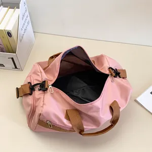 Vue de dessus du sac de sport rose avec compartiment principal et poignées marron