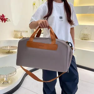 Grand sac de fitness gris-violet avec sangles marron et compartiment à chaussures