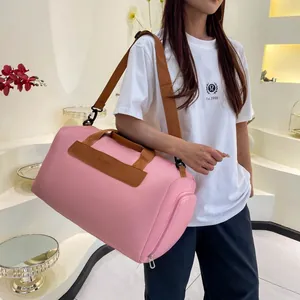 Sac de voyage imperméable rose avec sangles brunes et grande capacité pour sport ou gym