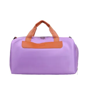 Sac de sport violet grande capacité avec poignées en cuir marron et tissu imperméable