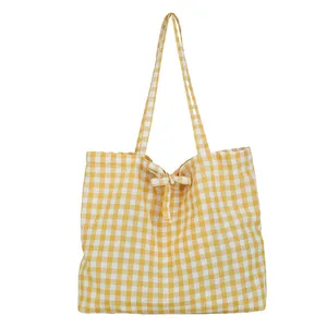 Schicke gelb-weiße Canvas-Tragetasche mit Gingham-Muster, Schleife und langen Schultergurten