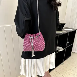 Glinsterende roze strass emmer-tas met kettingriem en elegante parel-trekkoord accenten