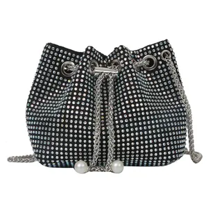 Glinsterende strass emmertas met trekkoordketting en parelhangers voor dames
