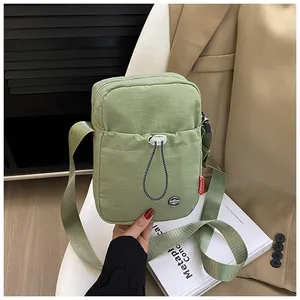 Détail du sac de téléphone en nylon vert clair imperméable avec poche à cordon et étiquette
