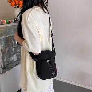 Petit sac bandoulière noir léger en nylon pour femme avec sangle réglable