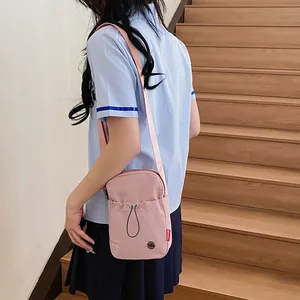 Petit sac bandoulière rose pour femme avec bandoulière réglable et style nylon
