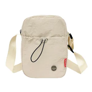 Sacoche bandoulière pour téléphone en nylon beige avec bandoulière réglable et logo