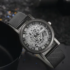 Montre à quartz squelette avec bracelet en maille noire et chiffres romains sur sable noir