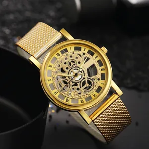 Montre squelette dorée avec bracelet en maille et chiffres romains sous un angle de 45 deg