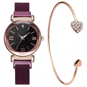 Nahaufnahme von Sternenhimmel-Uhr mit Magnetband und herzförmigem Diamantarmband-Set