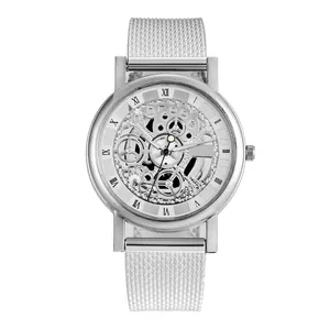 Montre squelette argentée avec bracelet en maille et chiffres romains sur fond blanc