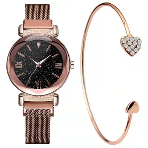 Detail von Roségold Sternenhimmel Uhr und Herz Armband Set auf weißem Hintergrund