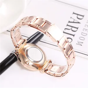 Detailansicht der roségoldenen Damenuhr mit Metallarmband und praktischem Faltverschluss