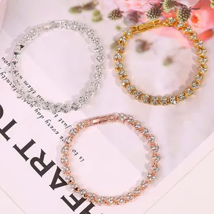 Set di tre bracciali a cuore con strass in finitura argento, oro e oro rosa
