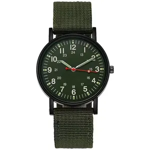Detalle macro de esfera de reloj militar verde oliva con correa de nailon y formato 24h