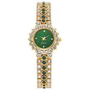 Dettaglio macro dell'orologio al quarzo oro di lusso con quadrante verde e strass