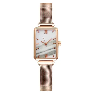Dettaglio orologio quadrato in oro rosa con quadrante marmoreo e cinturino milanese