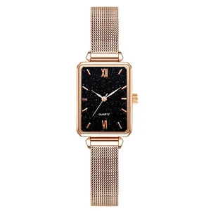 Dettagli del cinturino milanese oro rosa e del quadrante stellato dell'orologio rettangolare
