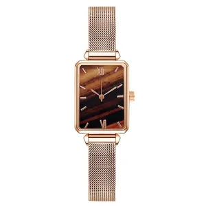 Dettaglio orologio rettangolare oro rosa con quadrante marmorizzato e maglia milano