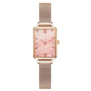 Dettaglio dell'orologio rettangolare oro rosa con quadrante in madreperla e maglia