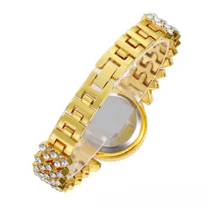 Dettaglio dell'orologio dorato con strass incastonati e fondello in acciaio inox