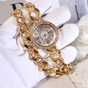 Luxuriöse Damen-Quarzuhr in Gold mit Strasslünette und klobigem Metallkettenarmband