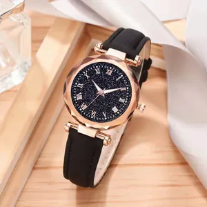 Montre femme ciel étoilé avec boîtier or rose, chiffres romains et bracelet en cuir