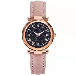 Détail d'une montre femme ciel étoilé avec verre facetté et boîtier en or rose