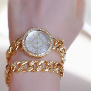 Nahaufnahme der goldenen Kettenuhr mit Diamantlünette und passendem Kettenarmband