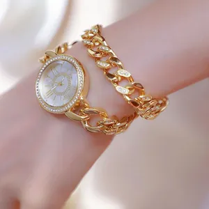 Nahaufnahme der goldenen Quarzuhr mit Strass-Lünette und passendem Gliederkettenarmband