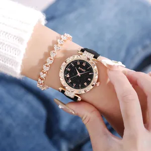 Detalle de reloj oro rosa con esfera de cielo estrellado y pulsera de corazón