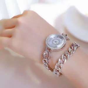 Detailansicht der silbernen Modeuhr mit diamantbesetztem Zifferblatt und Gliederkette
