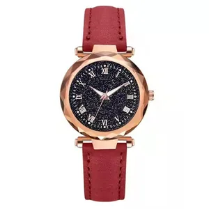 Détail du bracelet en cuir bordeaux et du cadran étoilé or rose avec chiffres romains