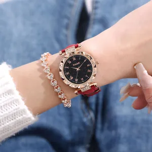 Detalle del reloj de cuarzo Amadi con correa de cuero rojo y brazalete de cristal