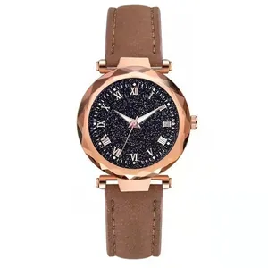 Détail de la montre en or rose avec cadran étoilé, chiffres romains et verre facetté