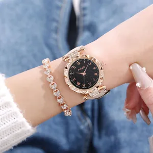Primer plano de reloj de cuarzo oro rosa con esfera de estrella y pulsera de corazón