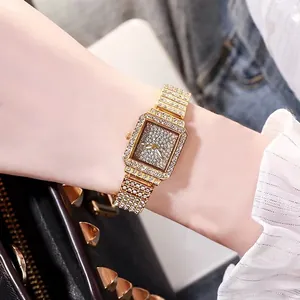 Dettaglio macro di orologio al quarzo quadrato di lusso con cristalli e cinturino