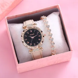 Primer plano de reloj de oro rosa con esfera estrellada y pulsera de corazones