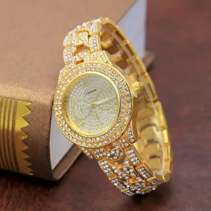 Detail der luxuriösen goldenen Geneva-Uhr mit vollem Strassbesatz auf Zifferblatt