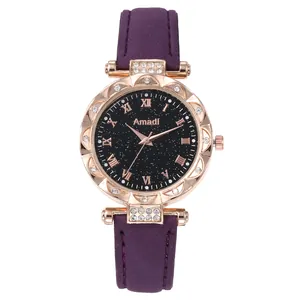 Detalle de reloj con esfera de cielo estrellado púrpura, números romanos y oro rosa