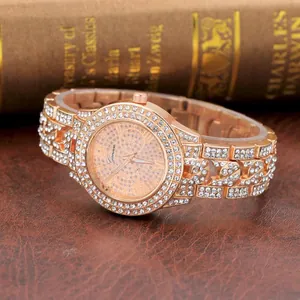 Nahaufnahme der roségoldenen Geneva Uhr mit Strasssteinen auf braunem Leder