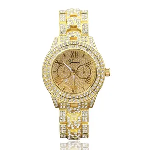 Detailansicht der luxuriösen goldenen Genfer Uhr mit funkelnden Strasssteinen und Ziffern