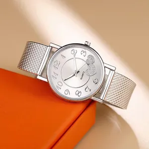Damen-Quarzuhr mit Herz-Zifferblatt und silbernem Mesh-Armband in oranger Geschenkbox