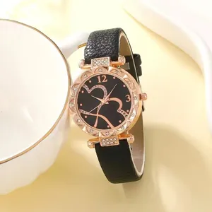 Dettaglio dell'orologio al quarzo oro rosa con quadrante a cuore di strass e cinturino