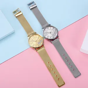 Coffret montre quartz femme avec cadran à motif cœur et bracelet maille en or et argent