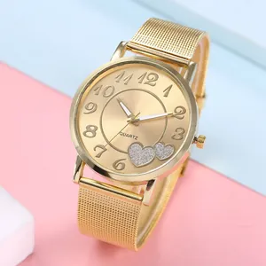 Montre à quartz dorée pour femme avec bracelet milanais et cadran à motifs de cœurs