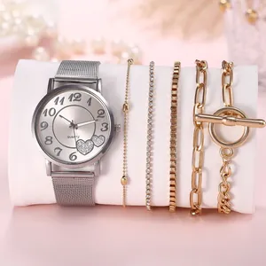 Coffret montre femme chic avec cadran cœur et quatre bracelets bijoux dorés assortis