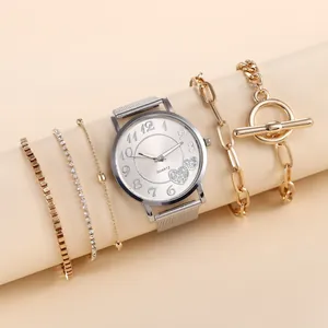 Détail de parure montre à quartz en maille argentée et quatre bracelets dorés